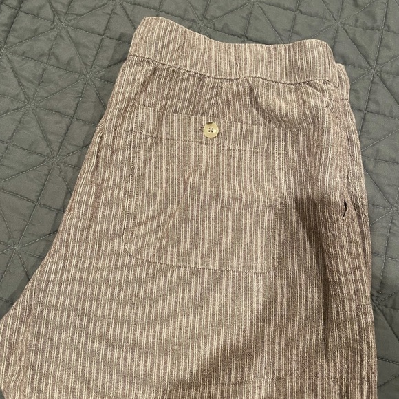 Liz Claiborne shorts with draw string - Picture 2 of 2